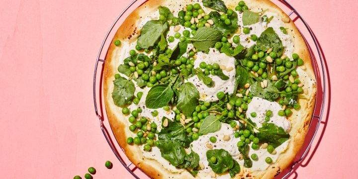 Pizza met erwtjes, burrata, pijnboompitten en waterkers
